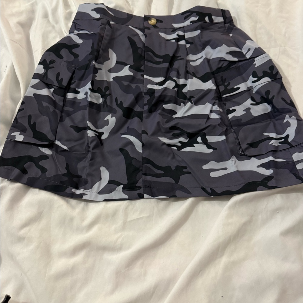 SHEIN camo skirt with cargo pockets size L nwt